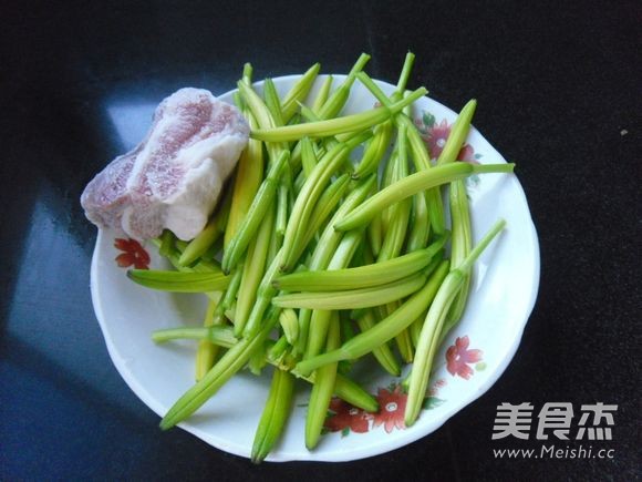 五花肉烧黄花的做法步骤：1