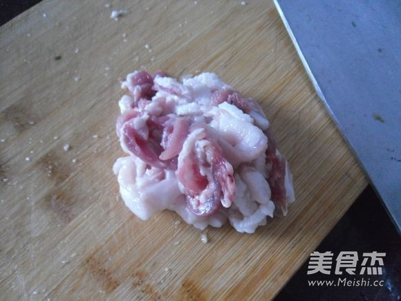 五花肉烧黄花的做法步骤:2