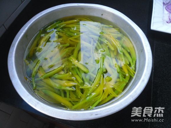 五花肉烧黄花的做法步骤:3