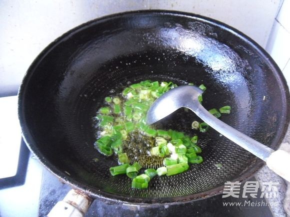 五花肉烧黄花的做法步骤:4