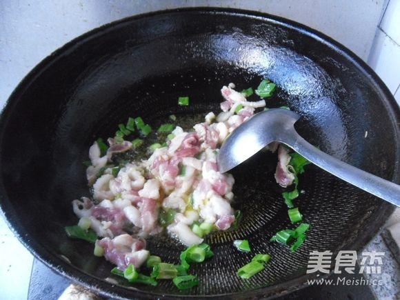 五花肉烧黄花的做法步骤:5