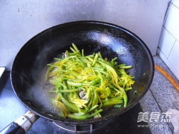 五花肉烧黄花的做法步骤:9