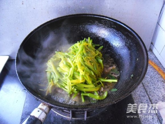 五花肉烧黄花的做法步骤:8