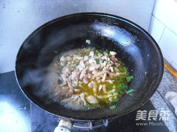 五花肉烧黄花的做法步骤:7
