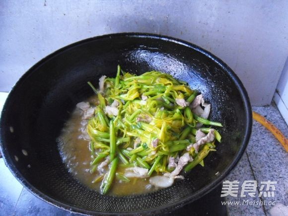 五花肉烧黄花的做法步骤:11