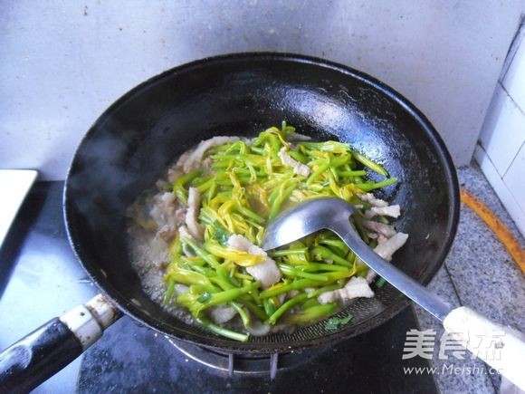 五花肉烧黄花的做法步骤:10