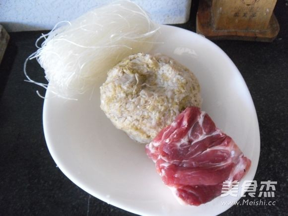 酸菜炖粉丝的做法步骤：1