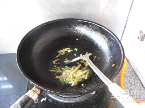 酸菜炖粉丝的做法步骤:3