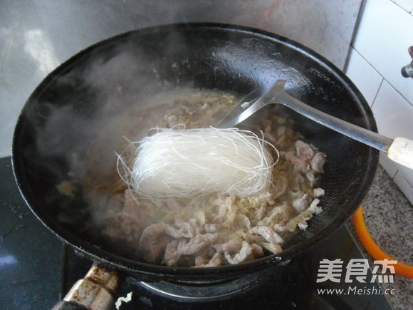 酸菜炖粉丝的做法步骤:8
