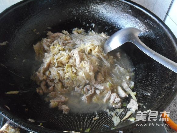 酸菜炖粉丝的做法步骤:9