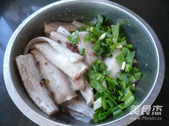 煎烤刀鱼的做法步骤：3