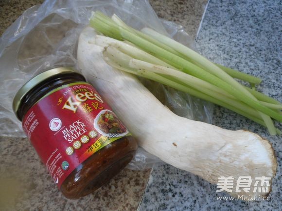 胡椒酱烧芹菜的做法步骤：1