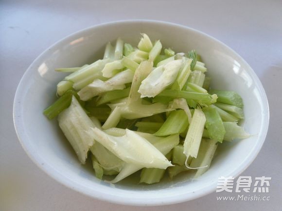胡椒酱烧芹菜的做法步骤：2