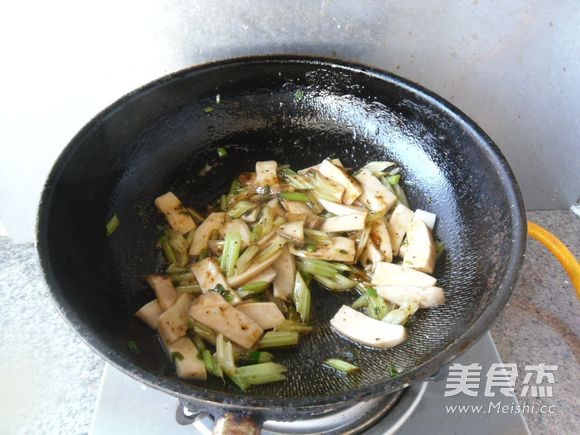胡椒酱烧芹菜的做法步骤：11