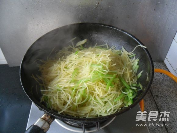 芹菜土豆丝的做法步骤：12