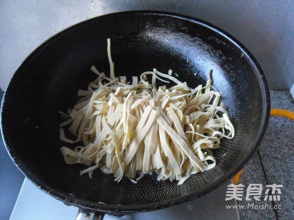 油菜叶炒豆皮的做法步骤：4