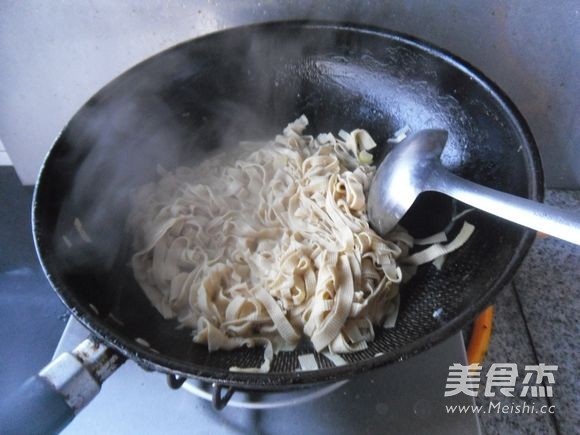 油菜叶炒豆皮的做法步骤：7