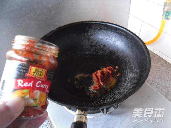 红咖喱烧菜花的做法步骤：3