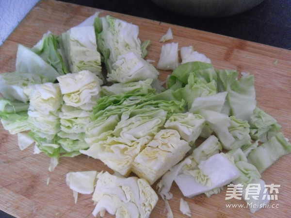 红咖喱烧圆白菜的做法步骤:2