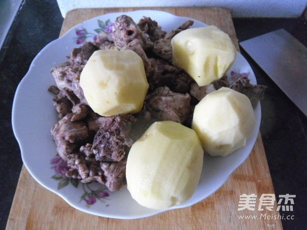 鸡肉块炖土豆的做法步骤：1