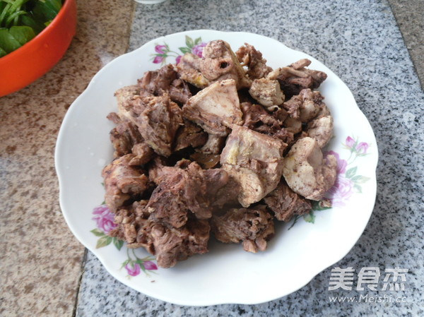 鸡肉块炖土豆的做法步骤：2