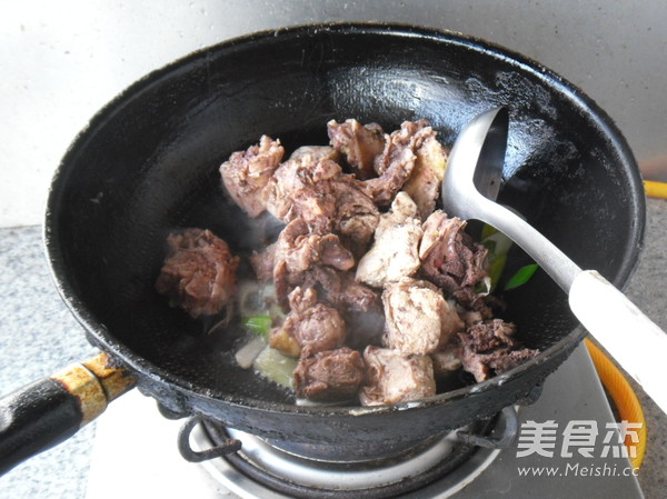 鸡肉块炖土豆的做法步骤：5