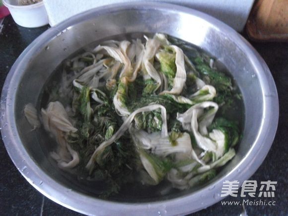 豆皮粉条干白菜的做法步骤：1