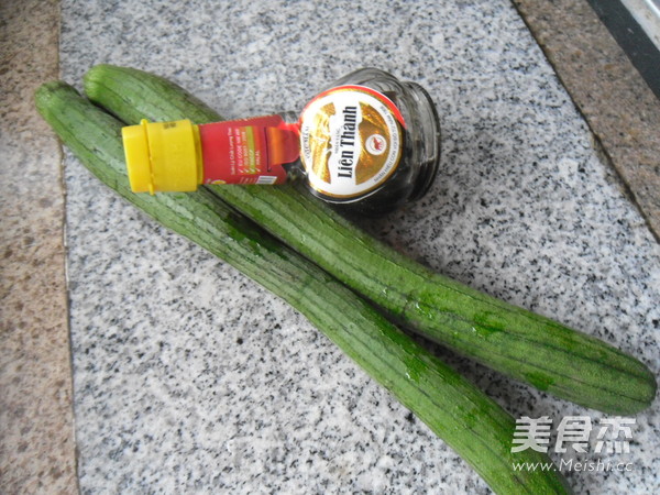 鱼露烧丝瓜的做法步骤：1