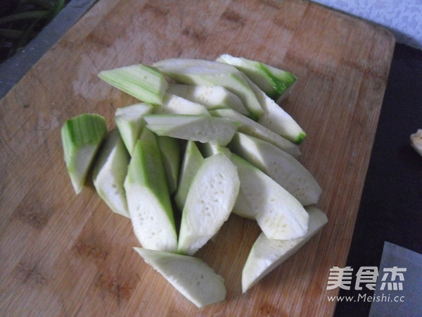 鱼露烧丝瓜的做法步骤:2