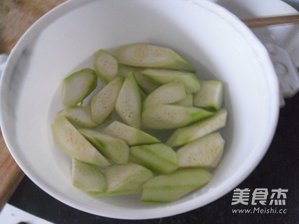 鱼露烧丝瓜的做法步骤:3
