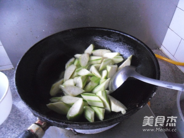 鱼露烧丝瓜的做法步骤:5