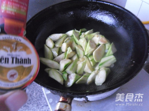 鱼露烧丝瓜的做法步骤:7