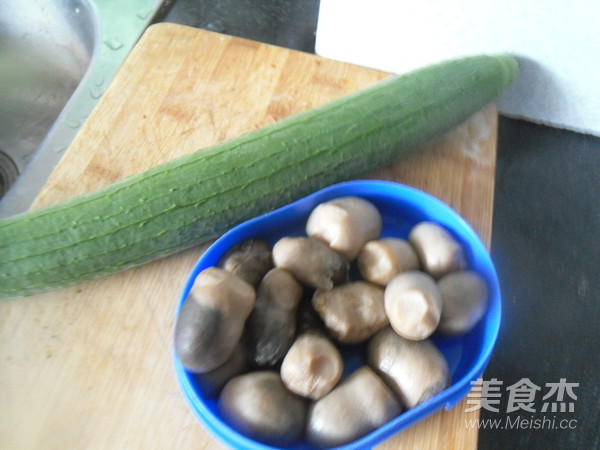 草菇烧丝瓜的做法步骤：1