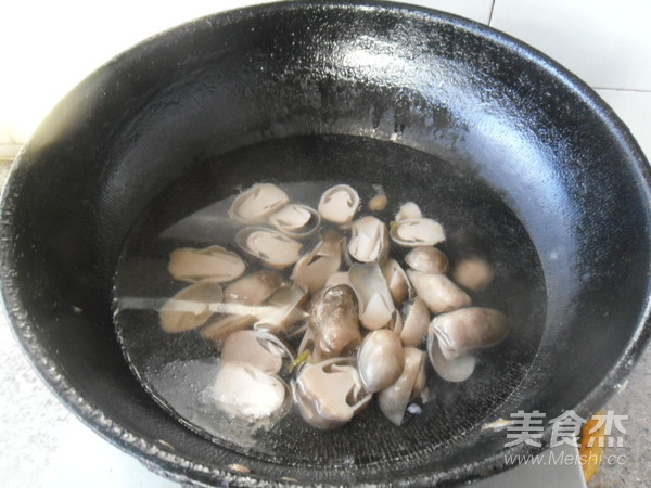 草菇烧丝瓜的做法步骤：3
