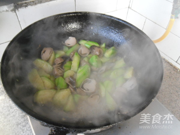 草菇烧丝瓜的做法步骤：11