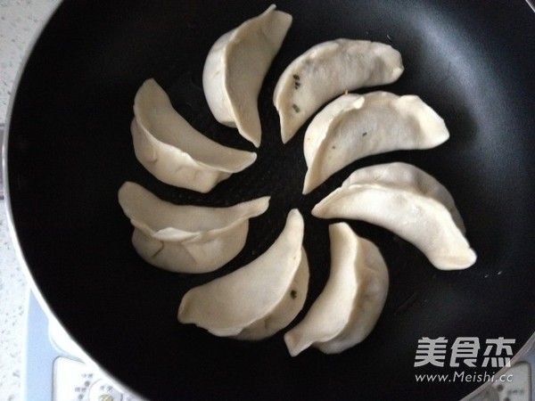 马齿苋香干肉煎饺的做法步骤：13