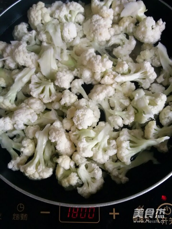 五花肉烧花菜的做法步骤：1