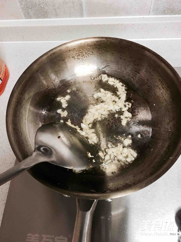 黄油培根蔬菜蛋炒饭的做法步骤:2