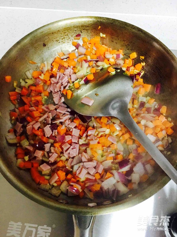 黄油培根蔬菜蛋炒饭的做法步骤:5