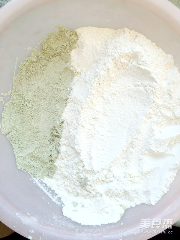 牛肉苦荞面的做法步骤：1