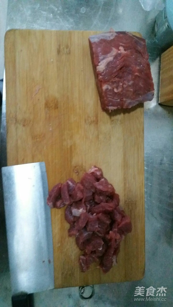 土豆烧牛肉的做法步骤：1