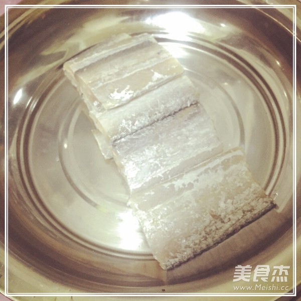 红烧带鱼的做法步骤：1