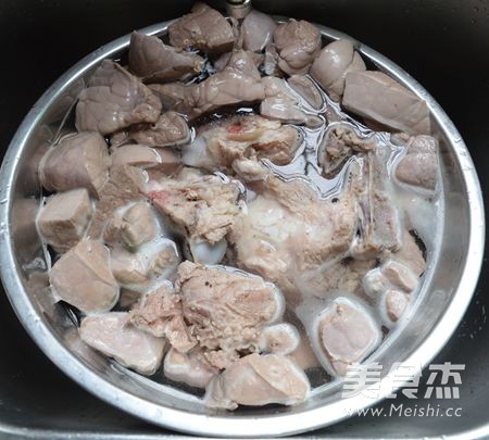 鱼腥草猪肺骨头汤的做法步骤:5