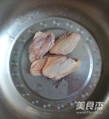 笨式鸡翅的做法步骤：1