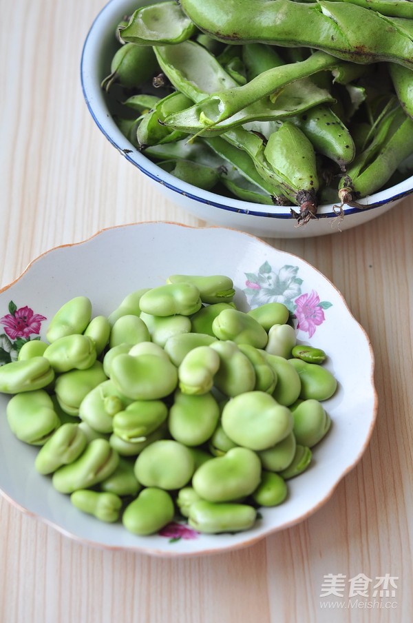 蚕豆炒鸡丁的做法步骤：1