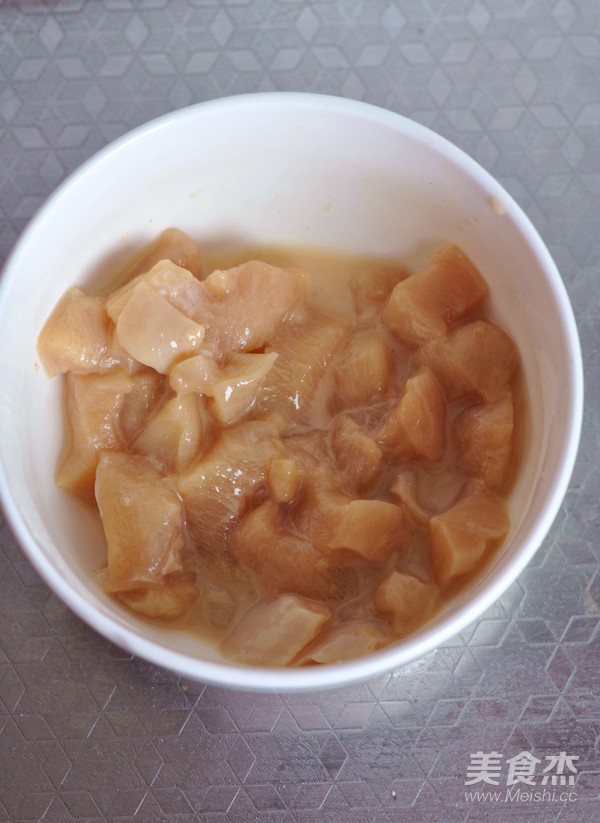 蚕豆炒鸡丁的做法步骤:2