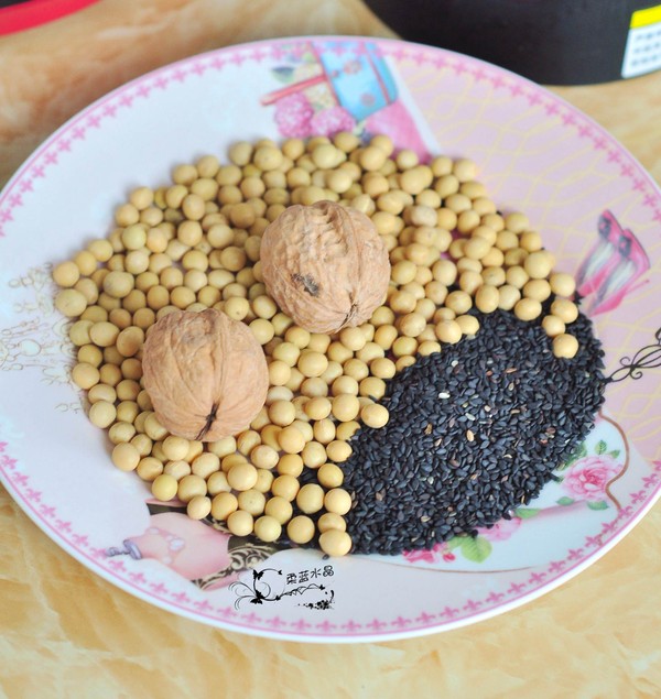 芝麻核桃豆浆的做法步骤：1