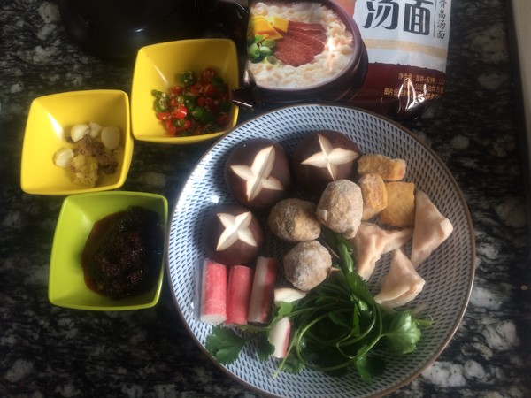 麻辣火锅汤面的做法步骤:2