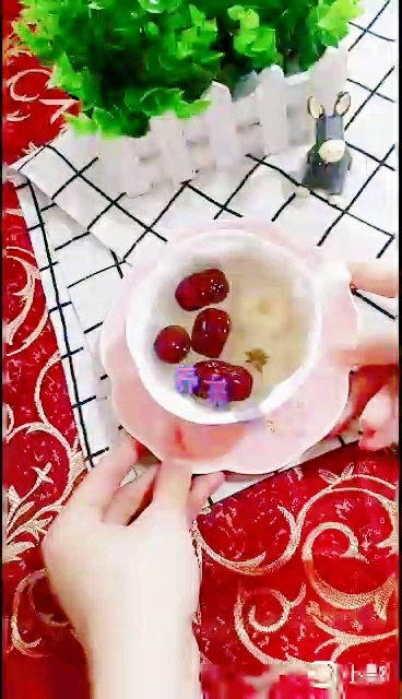 雪梨红枣菊花汤的做法步骤：7