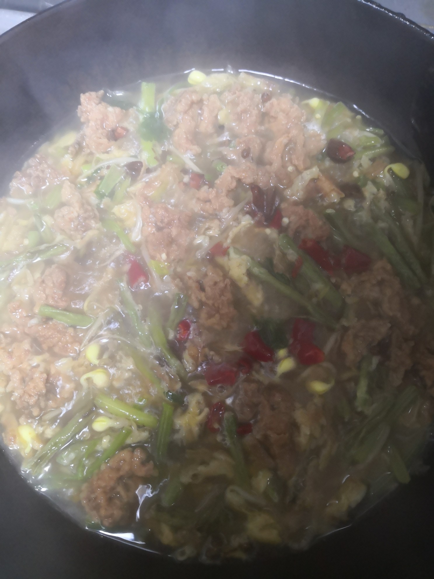 豆角豆芽酥肉煎烩汤的做法步骤：9